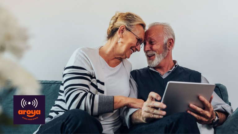 זוג לקראת פנסיה מול טאבלט