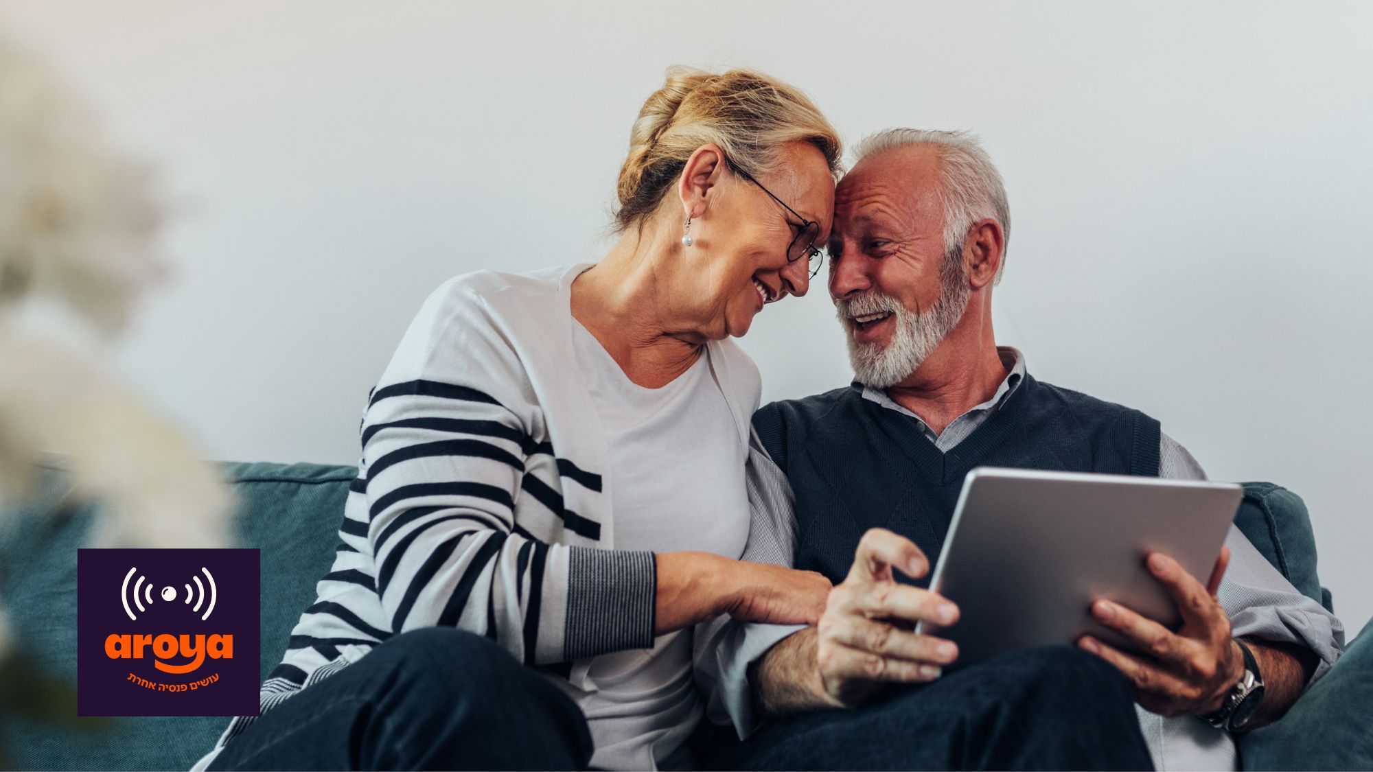זוג לקראת פנסיה מול טאבלט
