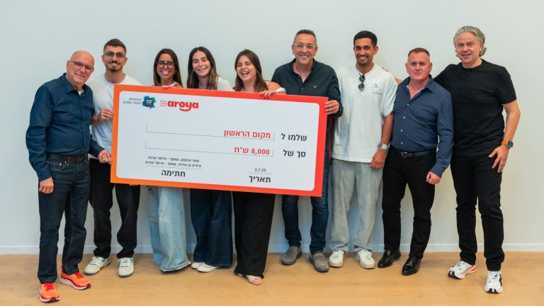 איציק בן ארויה ומוטי הרשקו מעניקה מגלה למנצחים